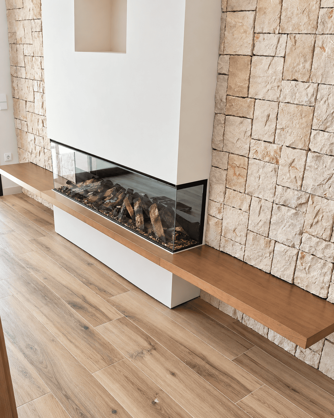 Salón con chimenea y carpintería a medida